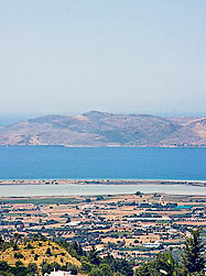 Veduta del mare e del lago salato di Tigaki